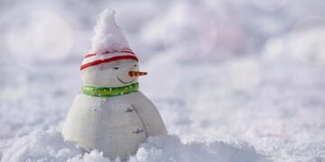 Workers build giant snowman in Harbin – People’s Daily Online